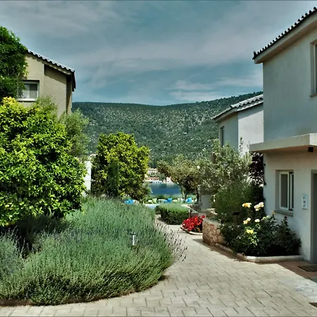 Апарт-отель Lavender Cove 4*